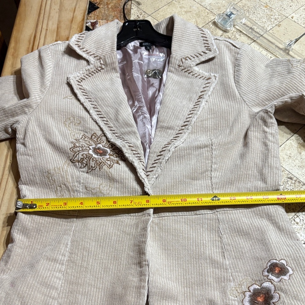 Aziz Chic Embroidered Women's Blazer - Picture 14 of 16